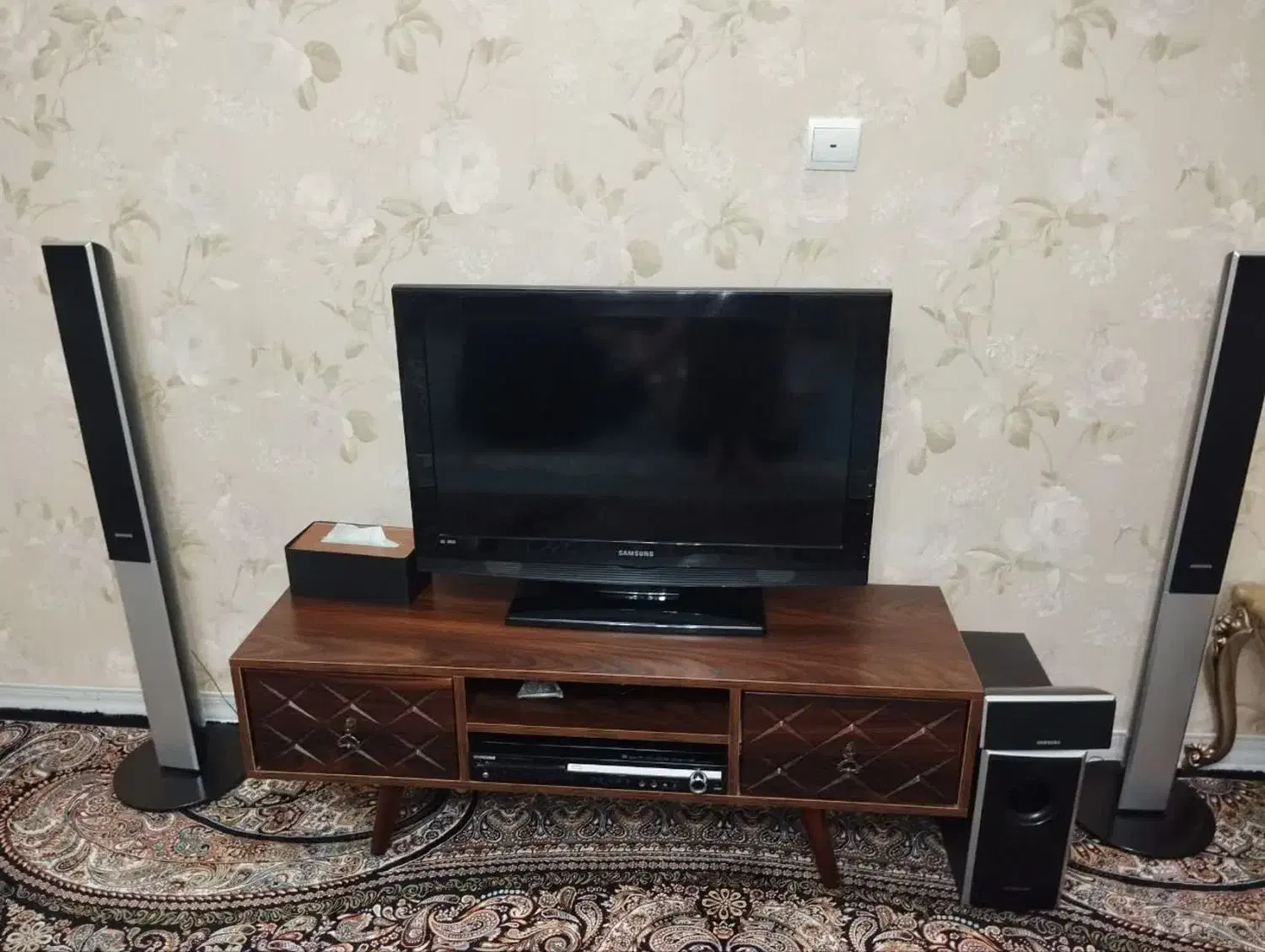 تلوزیون ۳۲ اینچ ال سی دی و سینما خانواده و باند|تلویزیون و پروژکتور|تهران, وحیدیه|دیوار