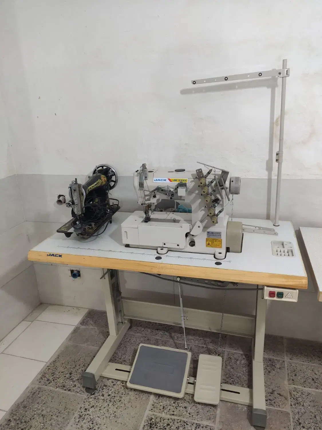 چرخ مشکی قدیمی انتیک|چرخ خیاطی و ریسندگی|بدره, |دیوار