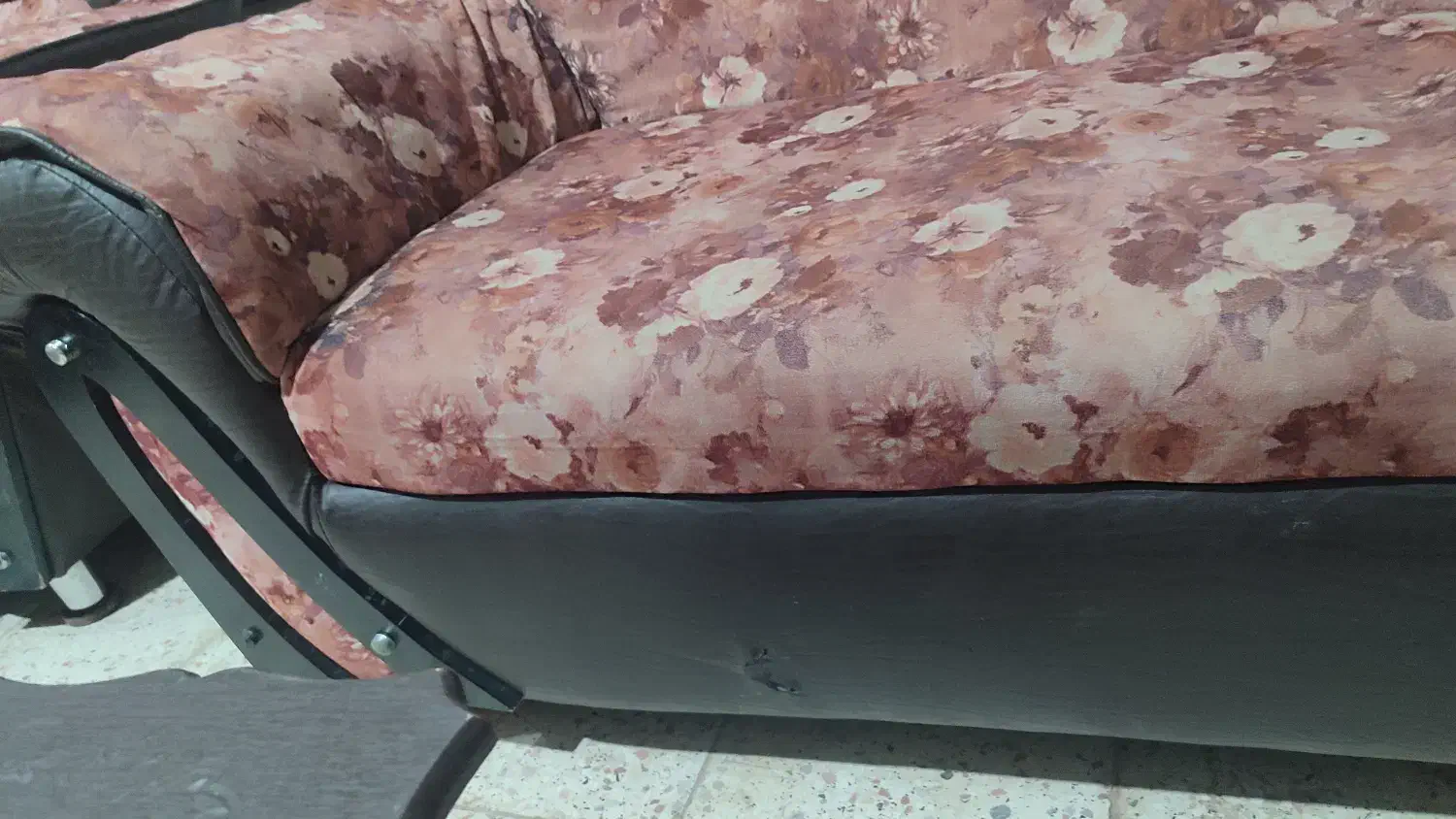 مبل راحتی|مبلمان خانگی و میز عسلی|تربت‌حیدریه, منظر|دیوار