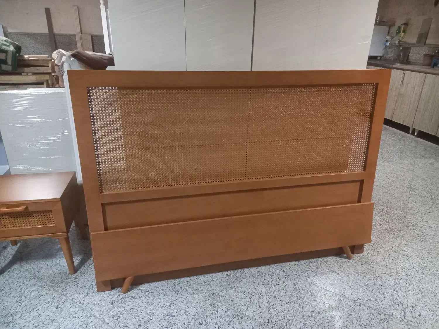 کفتخت جکی آهنی|تخت و سرویس خواب|قم, سراجه (۱۵ خرداد)|دیوار