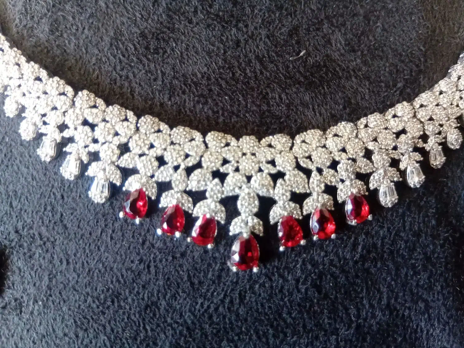 سرویس نقره|جواهرات|نجفآباد, باغ ملی|دیوار