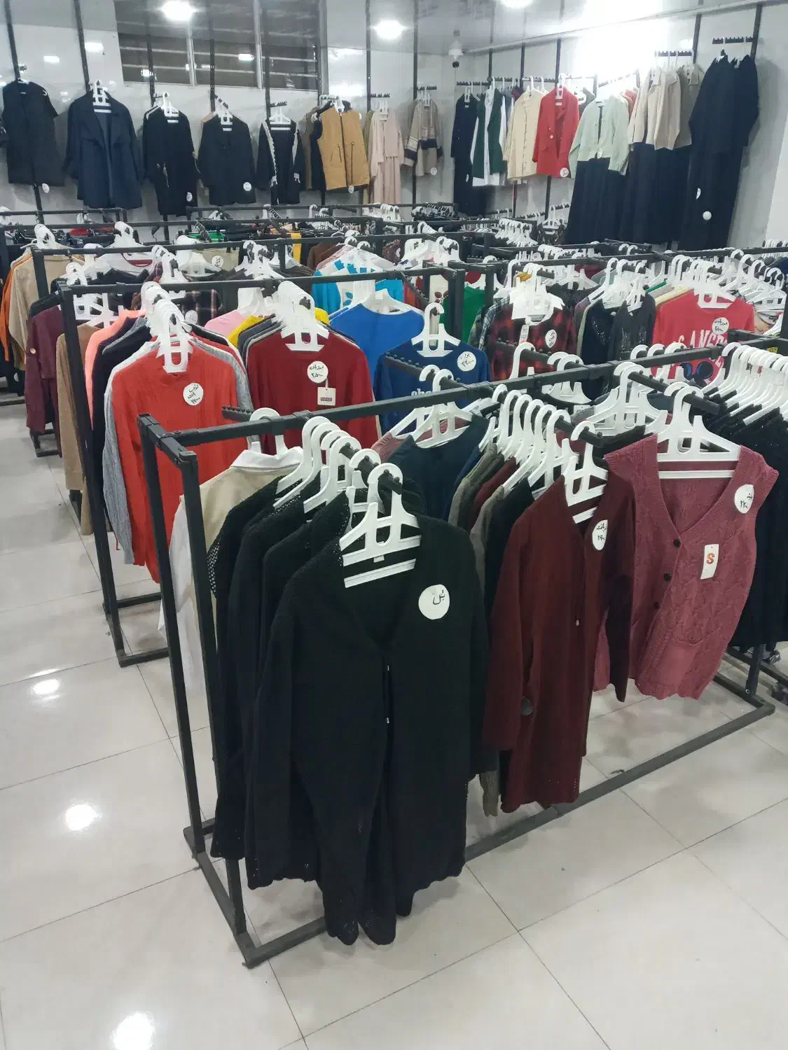 حراج مغازه پوشاک زنانه بچگانه .لوازم آرایشی. شال|لباس|خوی, |دیوار