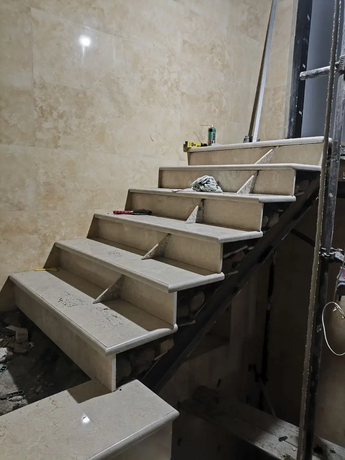 نیازمند شاگرد در سنگ و کاشی کاری|استخدام معماری، عمران و ساختمانی|خوی, |دیوار