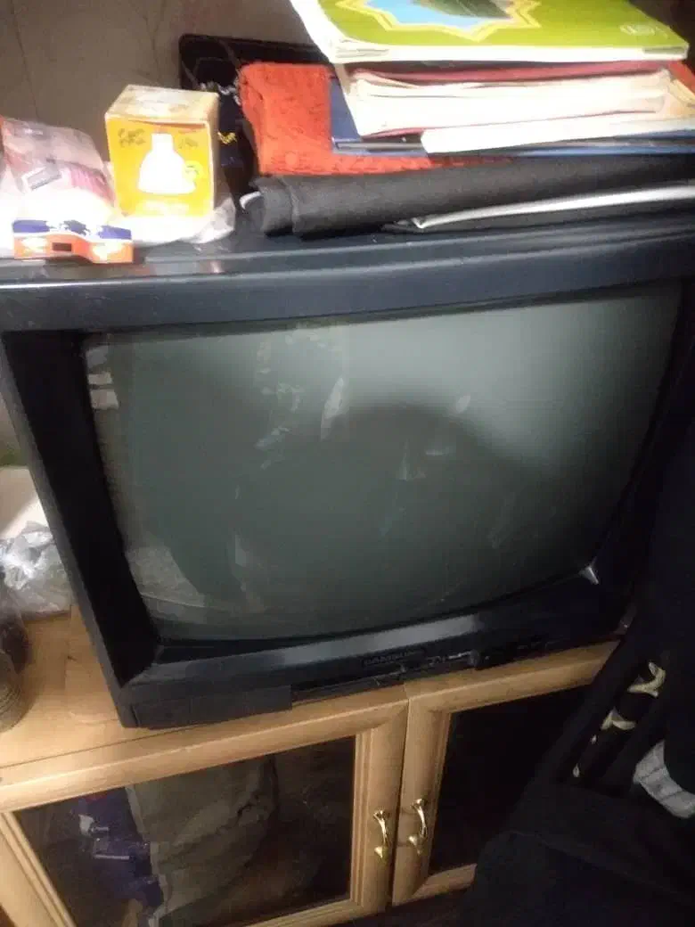 تلویزیون ۲۱ اینچ سالم با کنترل|تلویزیون و پروژکتور|شیراز, شهرک سراج‎|دیوار