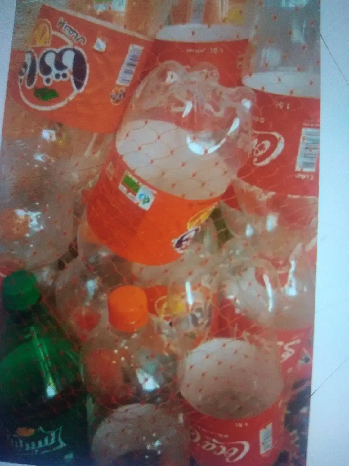 بطری نوشابه فروشی.|ظروف نگهدارنده، پلاستیکی، یک‌بارمصرف|تایباد, |دیوار