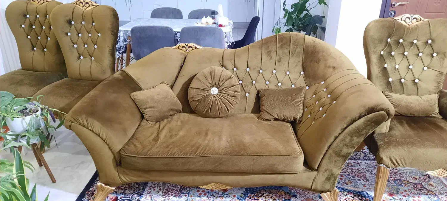 مبل کلاسیک ۷نفره با دو میزبان|مبلمان خانگی و میز عسلی|شاهین‌شهر, خانه کارگر|دیوار