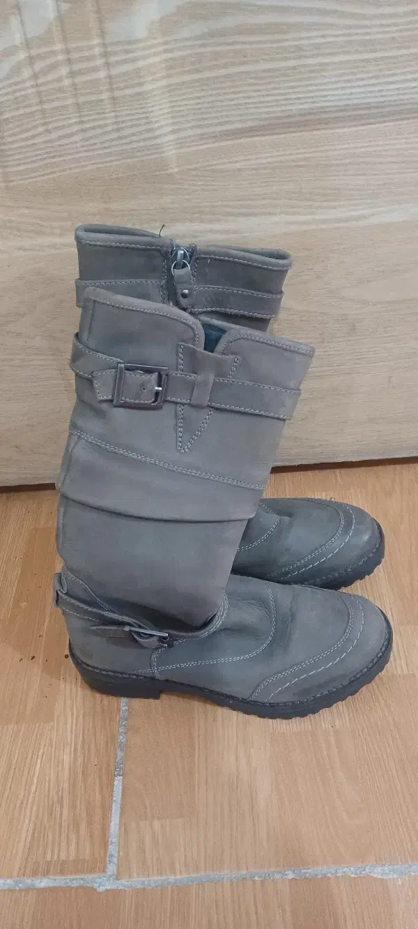 پوتین|کیف، کفش، کمربند|قرچک, میرزائی شمالی|دیوار