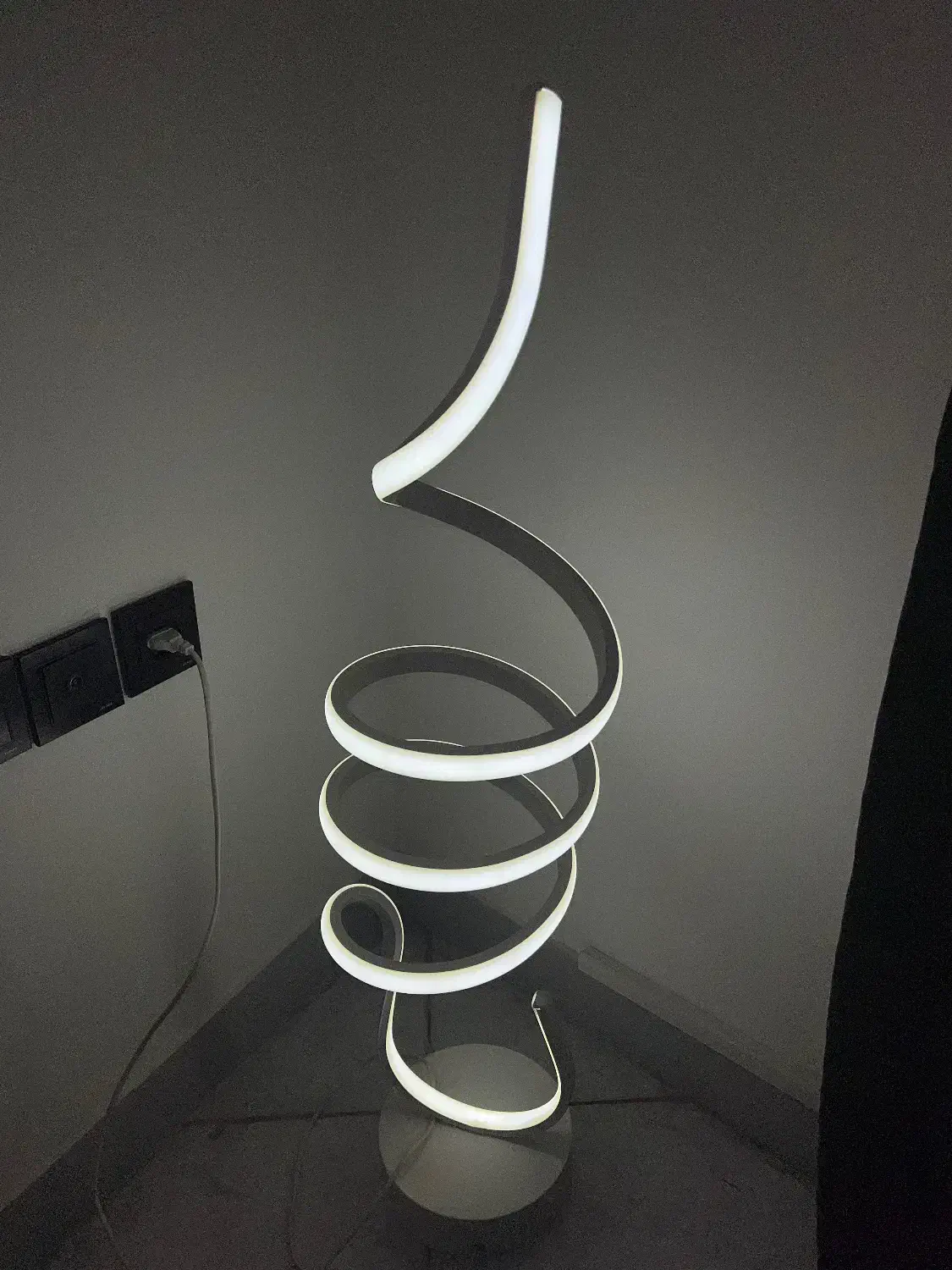 اباژور|چراغ خواب و آباژور|رشت, سعدی (تختی)|دیوار