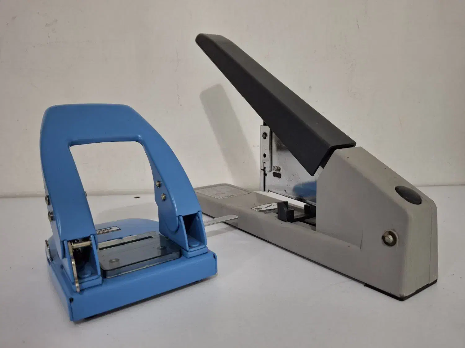 منگنه و پانچ|لوازم التحریر|رشت, استادسرا|دیوار