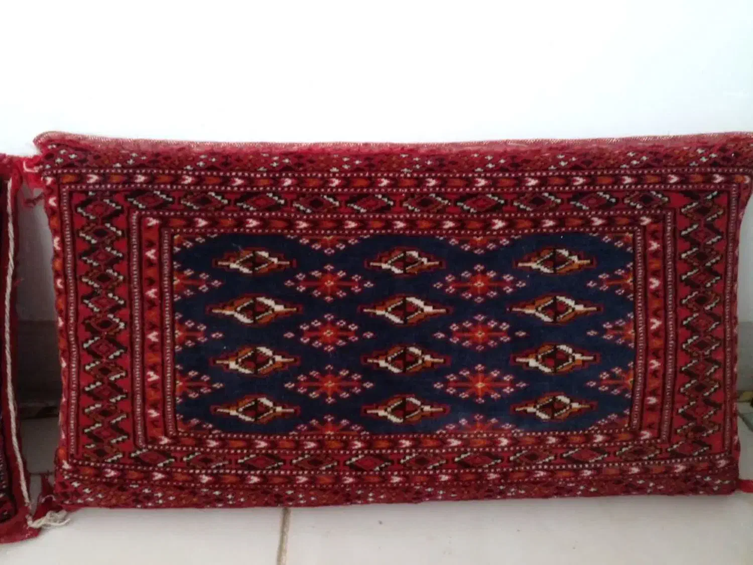 قالیچه دستبافت و دو عدد پشتی قدیمی سالم|فرش|بیرجند, |دیوار