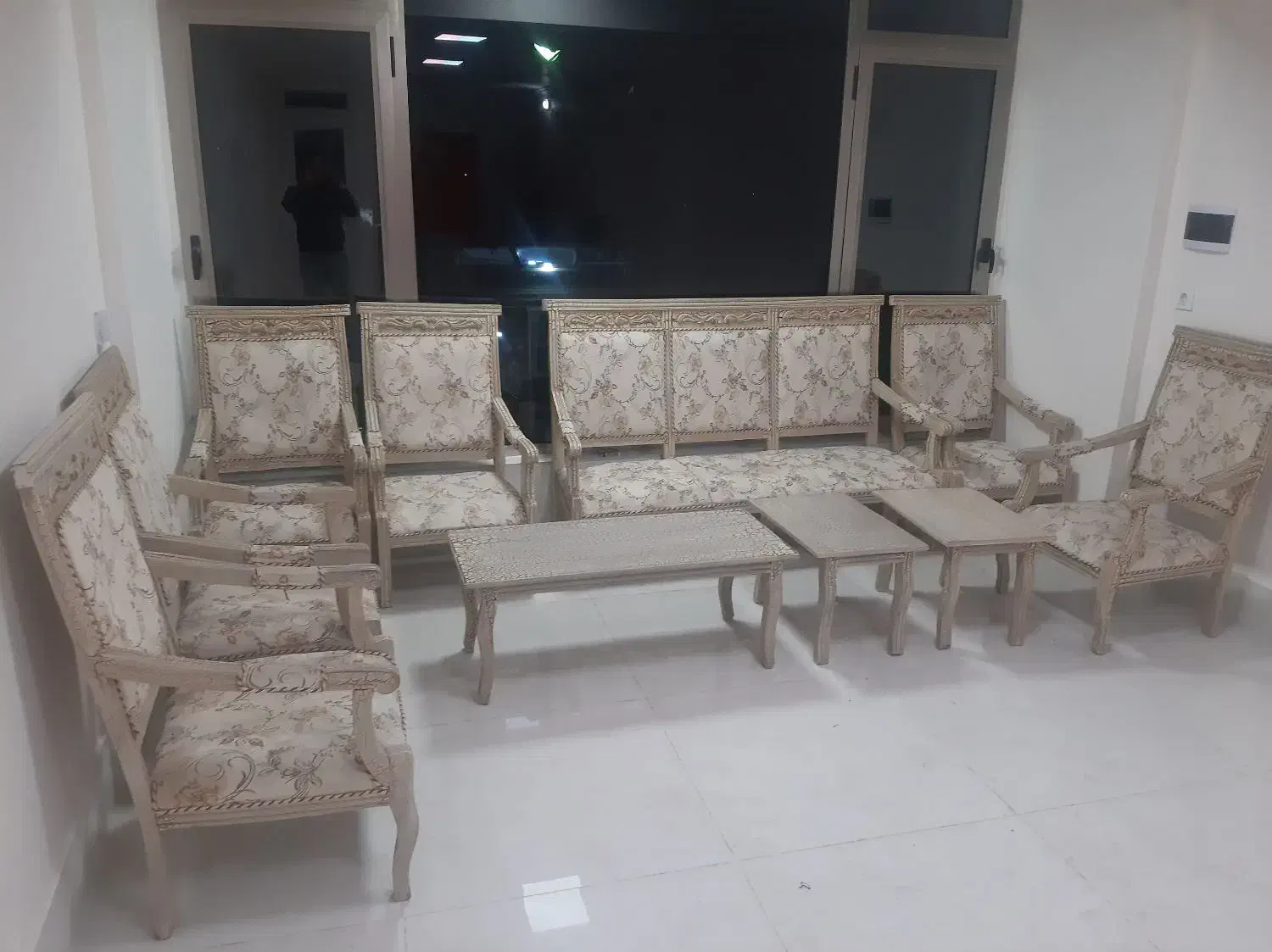 مبل ۹ نفره چوبی و ۳ عدد میز جلو مبلی|مبلمان خانگی و میز عسلی|اهر, |دیوار