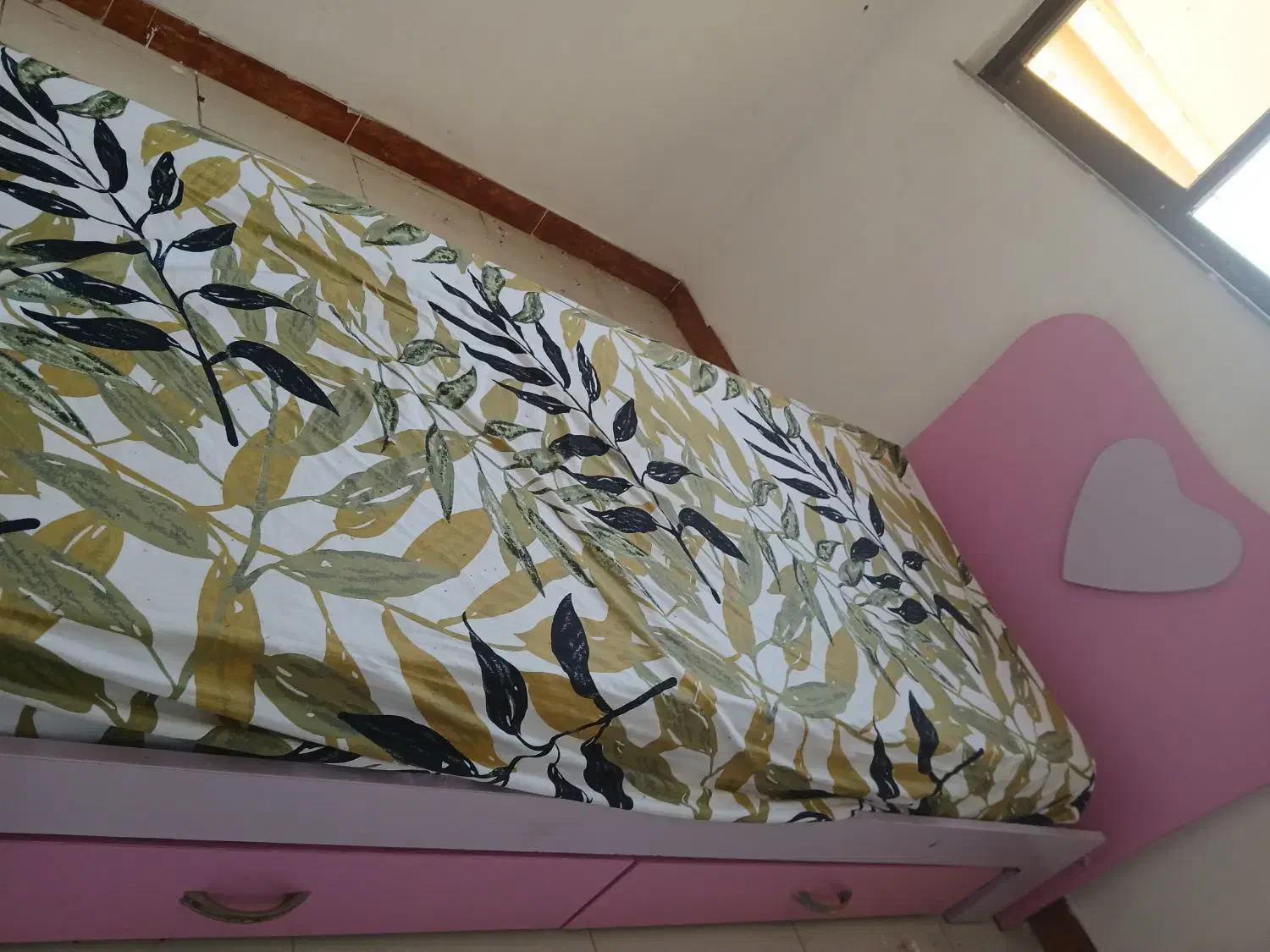 تخت دخترانه سالم، دوتا کشو، همراه با تشک|تخت و سرویس خواب|لاهیجان, کوی آزادگان|دیوار