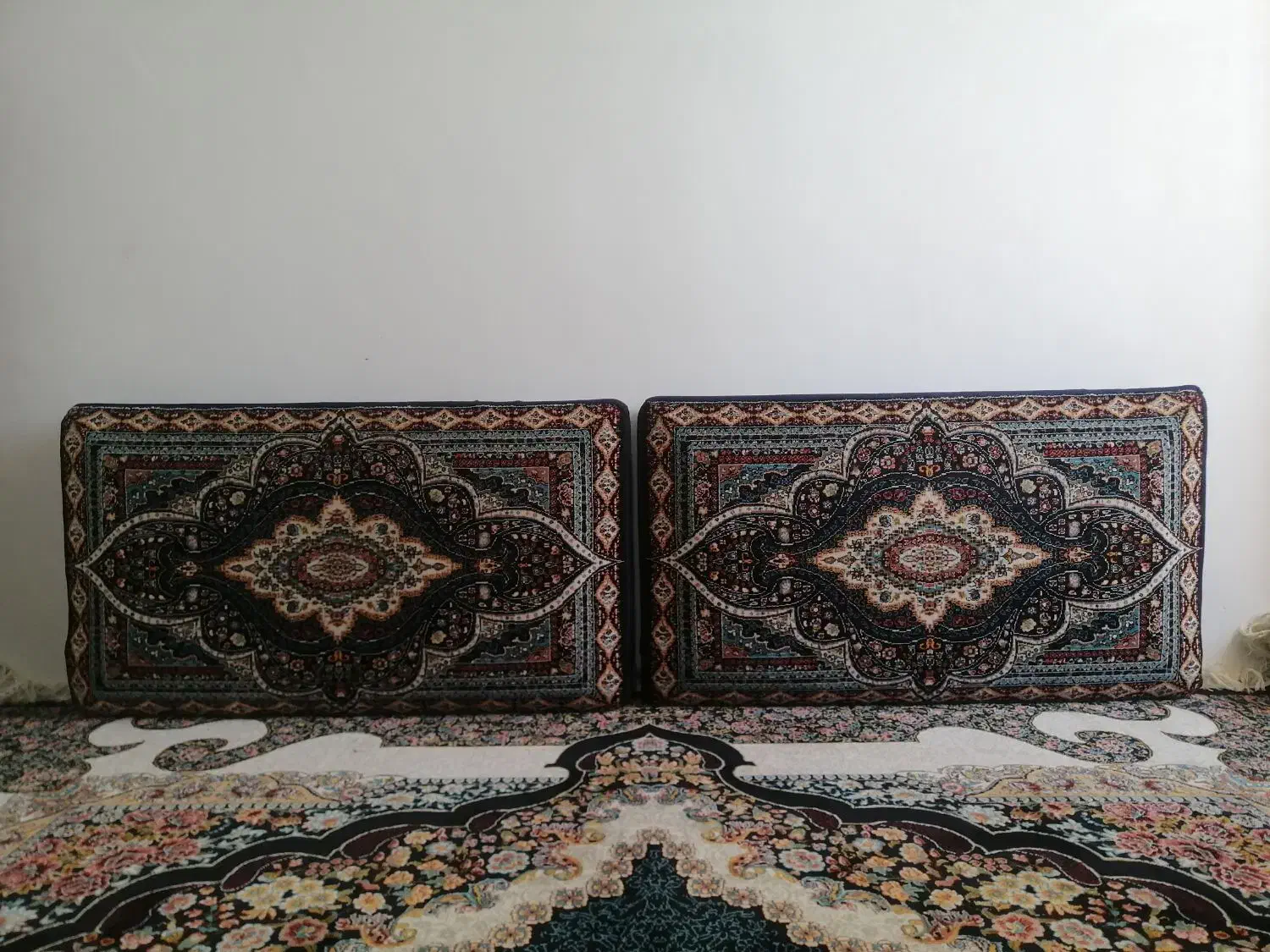 دو عدد پشتی سرمه ای و دو عدد موکت کناره یا راهرو|فرش|کرمانشاه, |دیوار