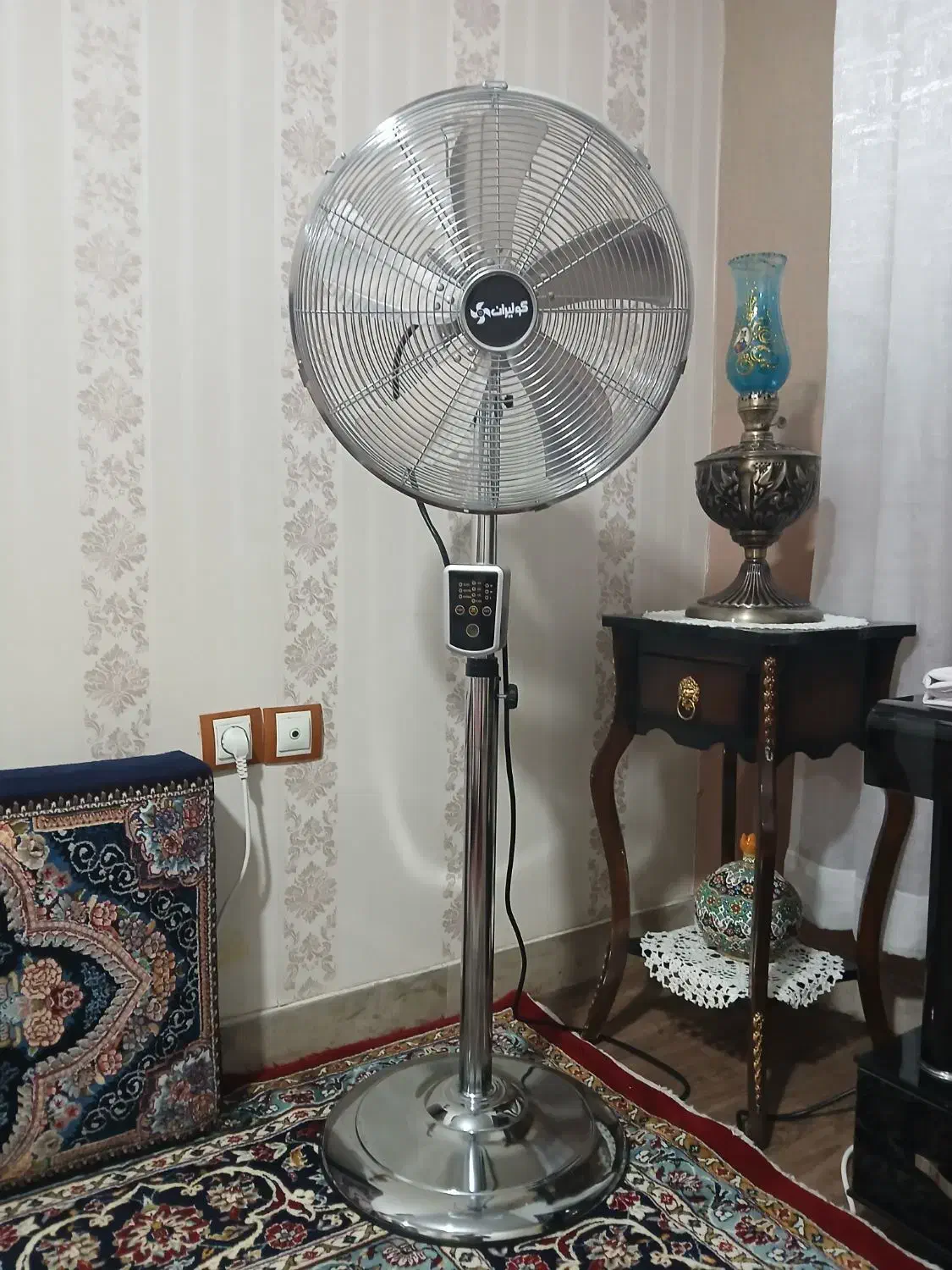 پنکه ایستاده فلزی (کولیران)|پنکه و تصفیه‌کنندهٔ هوا|تهران, شهرک فردوس (حسینی)|دیوار
