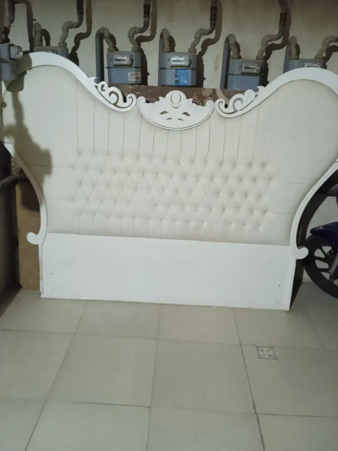 چند عدد تخت|تخت و سرویس خواب|پرند, فاز ۶|دیوار