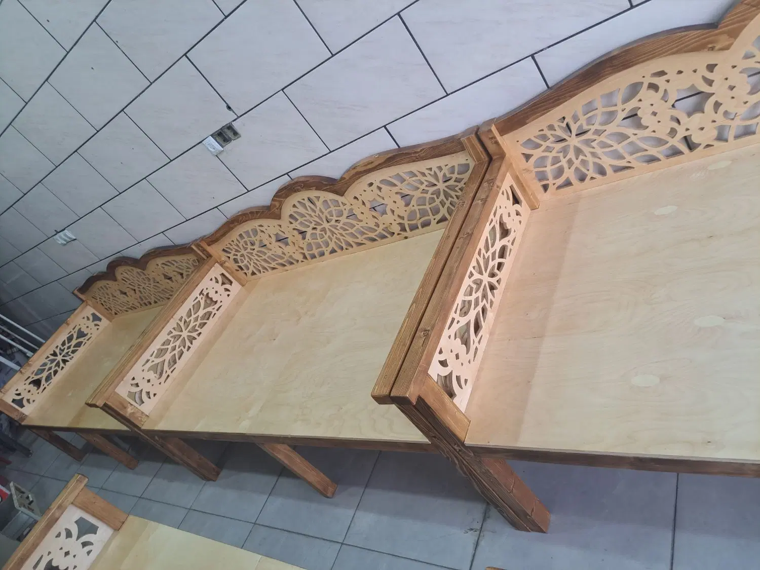 تخت|تخت و سرویس خواب|صدرا-فارس, فاز ۱|دیوار