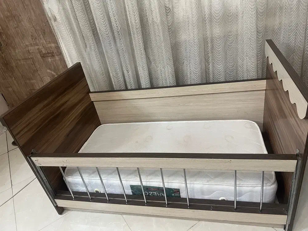 زیر تلویزیونی و تخت|تخت و صندلی بچه|دورود, |دیوار