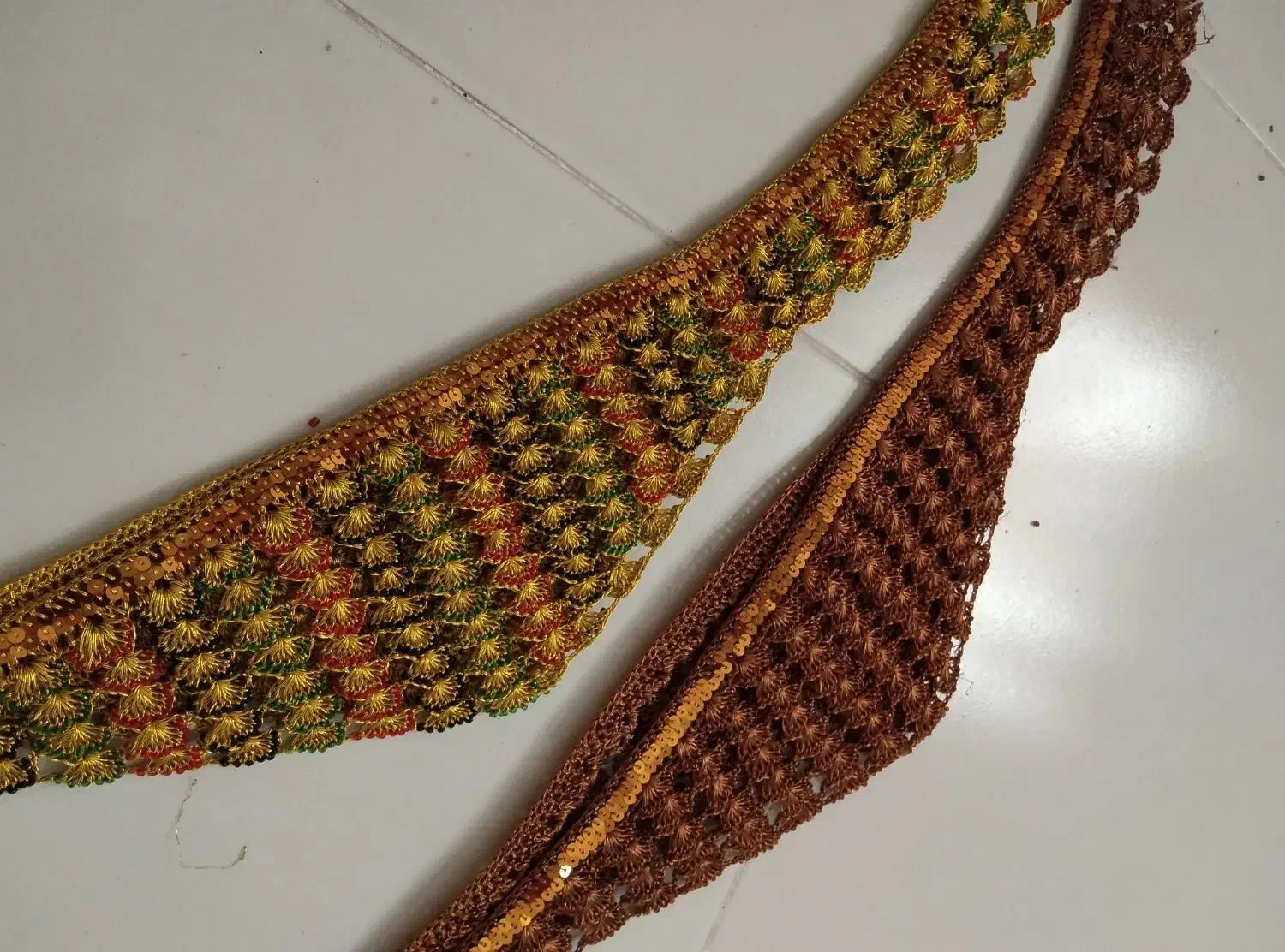 بشکی تاجی یا کوهی|لباس|قشم, |دیوار