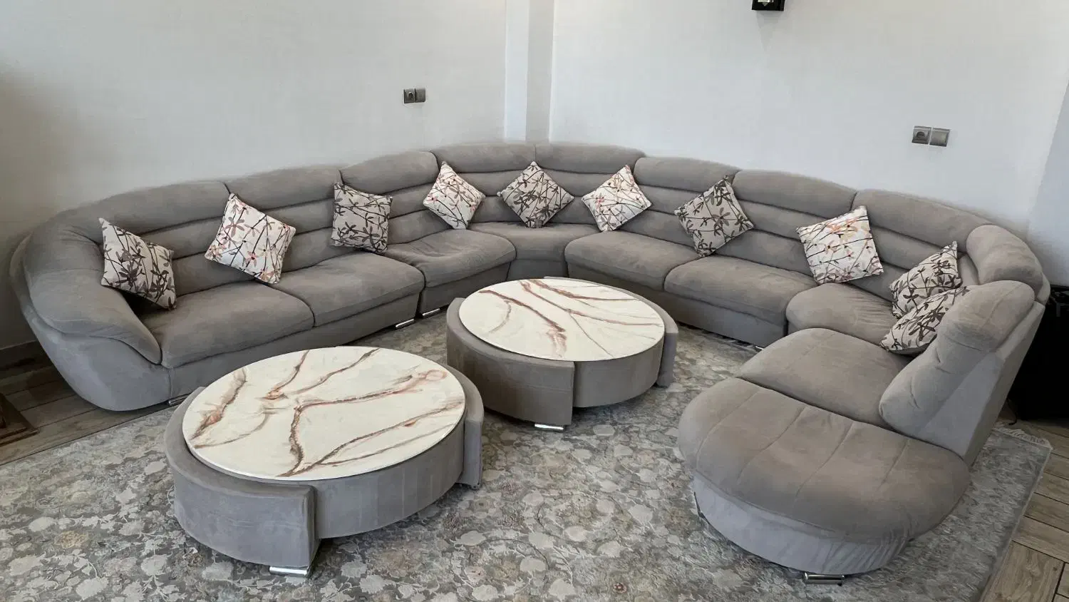 مبلمان ال راحتی همراه با دو میز با رویه ی رزینی|مبلمان خانگی و میز عسلی|تیران, |دیوار