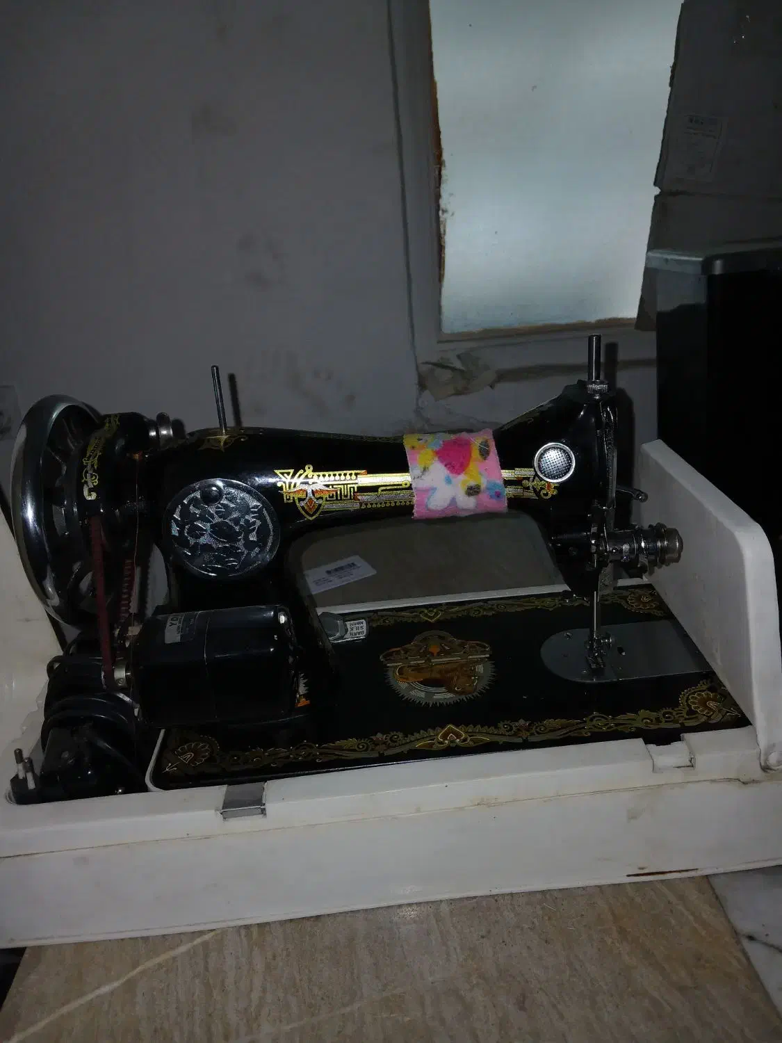 چرخیاط با بوفه|چرخ خیاطی و ریسندگی|بومهن, |دیوار