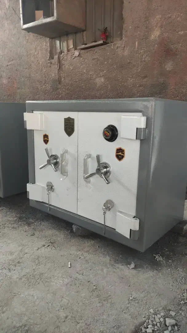 گاوصندوق زیرویترینی|ابزارآلات|دوگنبدان, |دیوار