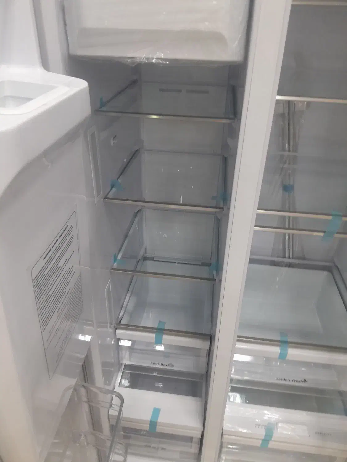 یخچال دوقلو ساید. لباس شویی کندی|ماشین لباسشویی و خشککن لباس|صحنه, |دیوار