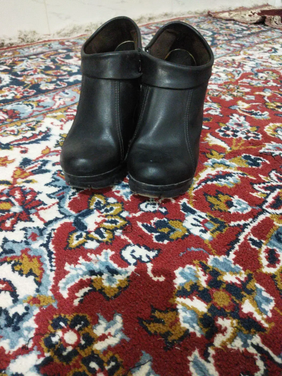 نیم پوت|کیف، کفش، کمربند|میانه, |دیوار