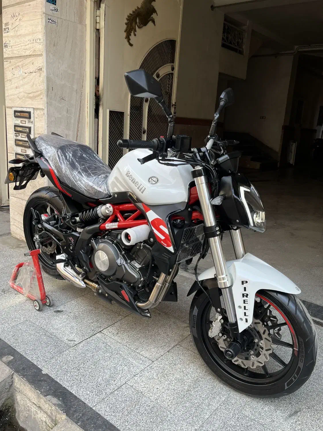 بنلی ۳۰۰ دو سیلندر خشک|موتورسیکلت|ساری, |دیوار