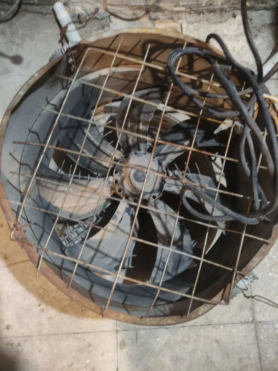 فن کارکاهی|پنکه و تصفیهکنندهٔ هوا|شیراز, طلاب|دیوار