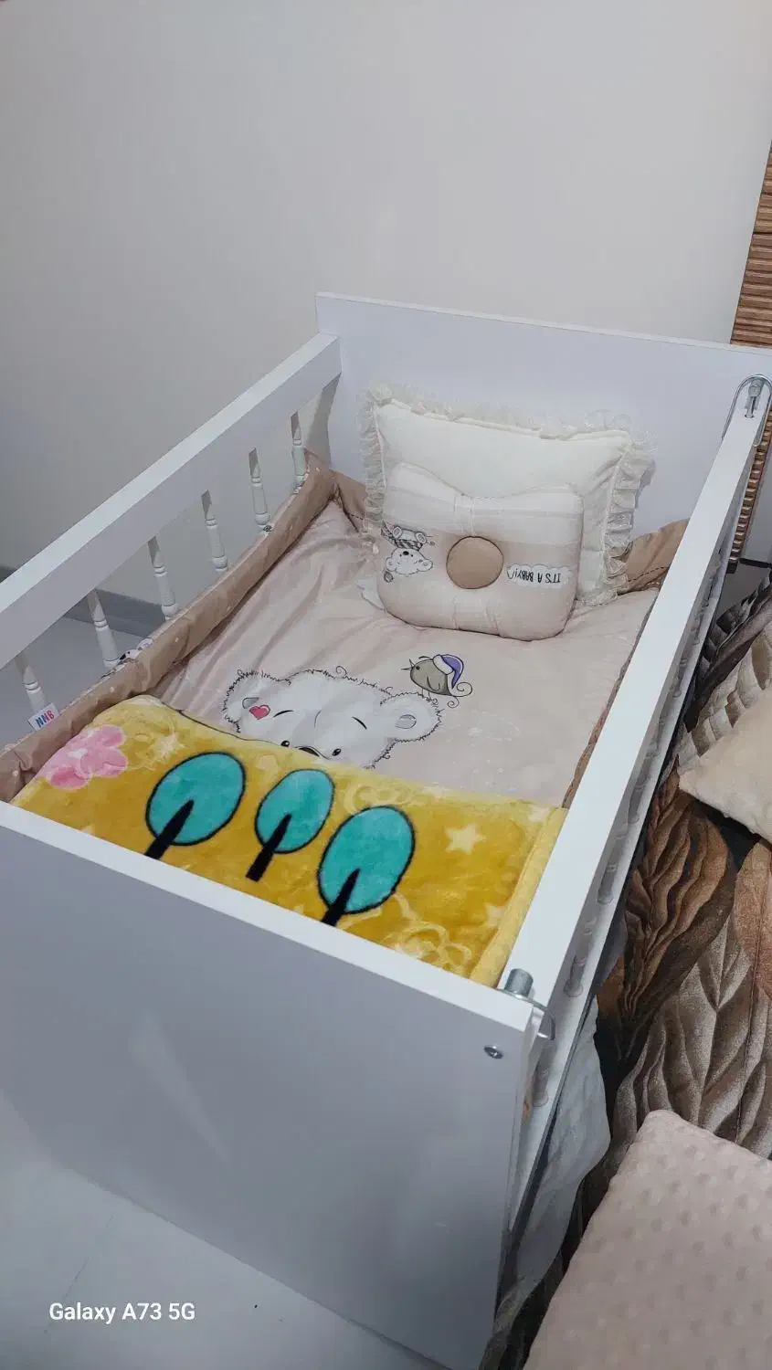 تخت نوزاد کنار مادر|تخت و صندلی بچه|شاهین‌شهر, شهرک هشت بهشت|دیوار