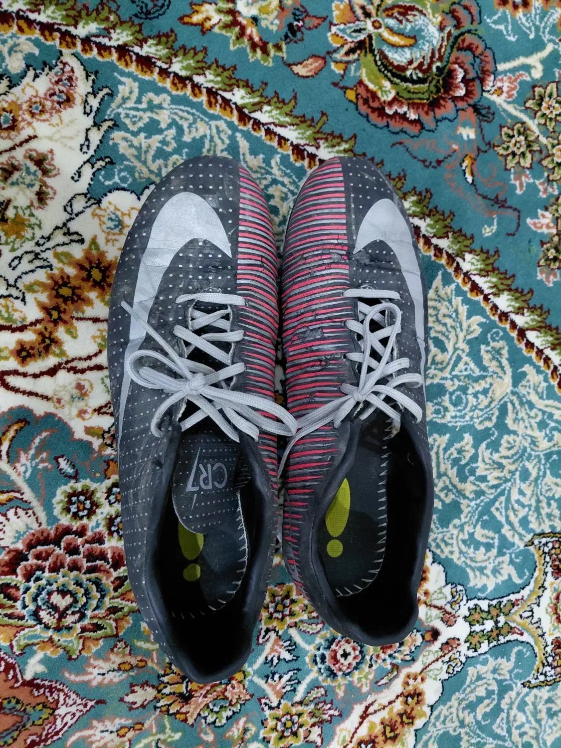 کفش چمن|کیف، کفش، کمربند|قم, مسجد امام حسن|دیوار