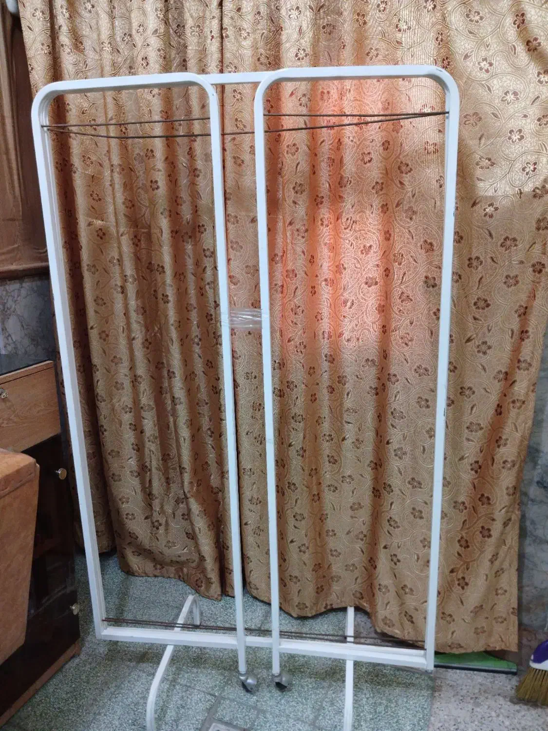 تخت بیمارستان با پرده|پزشکی|مشهد, زمرد|دیوار