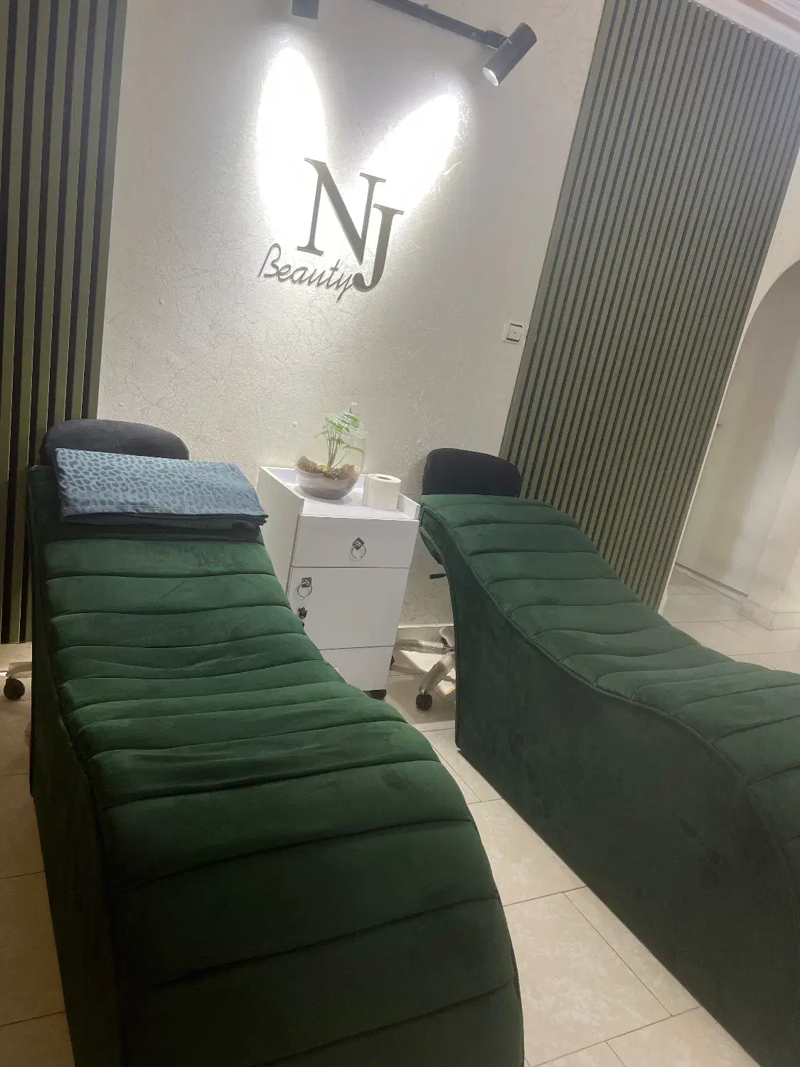 اجاره اتاق میز ناخن تخت مژه|خدمات آرایشگری و زیبایی|کرج, گوهردشت|دیوار