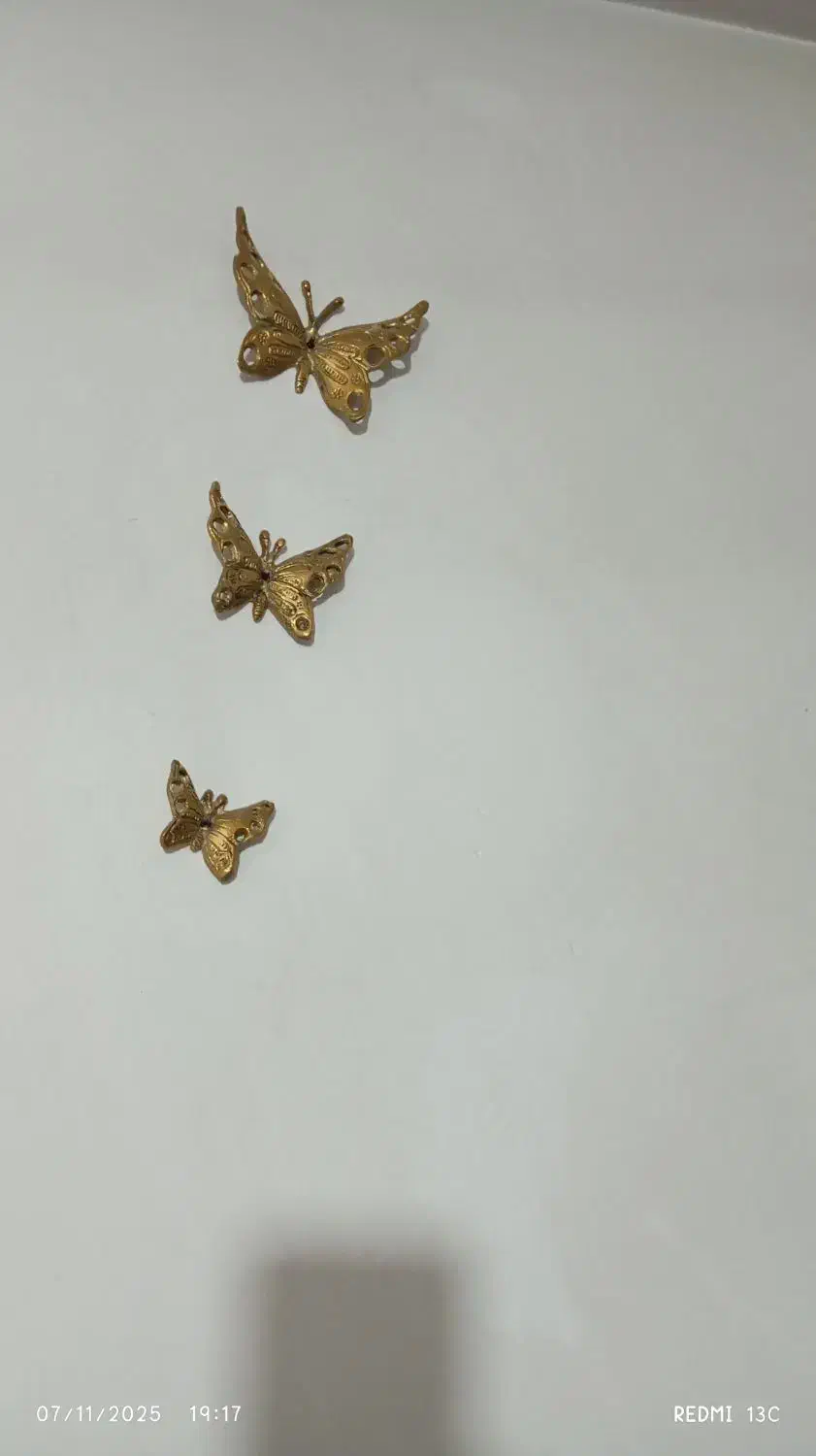 یک عدد ساعت برنزی با سه عدد پروانه ی برنزی|ساعت دیواری و تزئینی|باسمنج, |دیوار