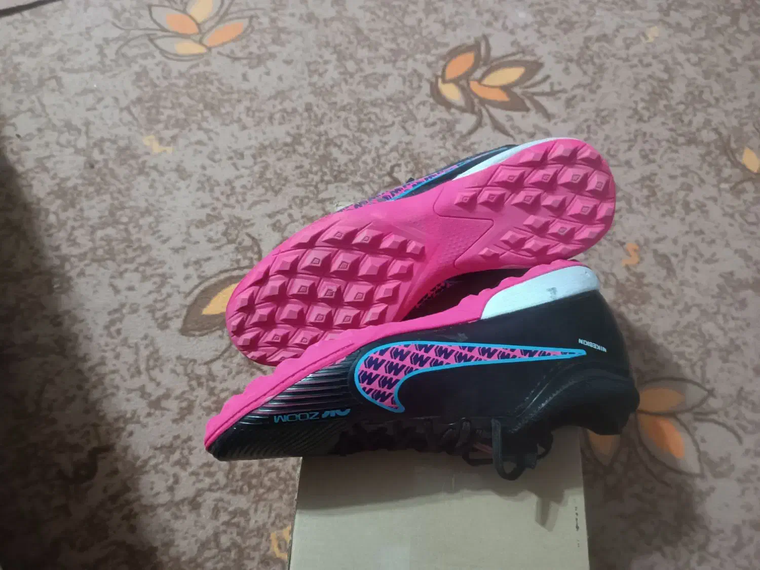 کفش ورزشی|کیف، کفش، کمربند|شوش, |دیوار