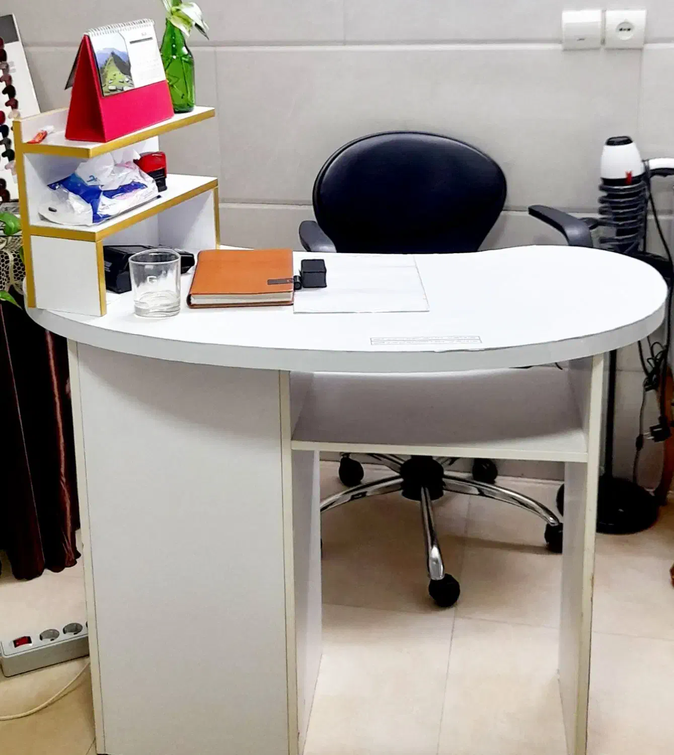 صندلی و میز ناخن .میز و آینه|آرایشگاه و سالنهای زیبایی|لنگرود, |دیوار