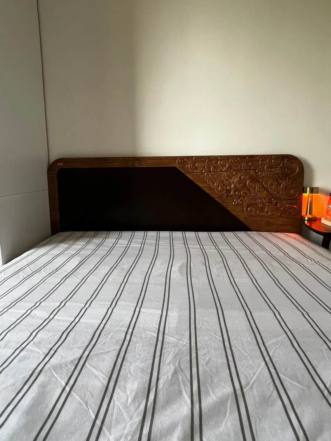 تخت و میز آرایش برند GFC کاملا سالمMDF با روکش چوب|تخت و سرویس خواب|تهران, زعفرانیه|دیوار