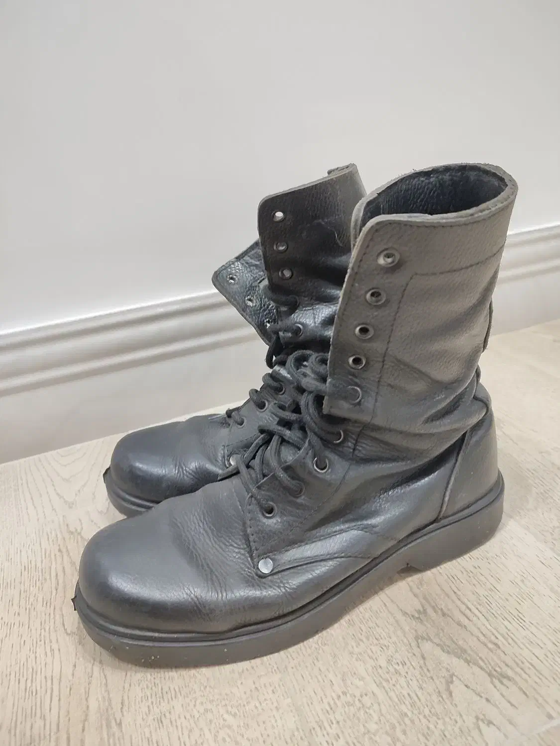 پوتین سنگین و محکم|کیف، کفش، کمربند|گنبد کاووس, |دیوار