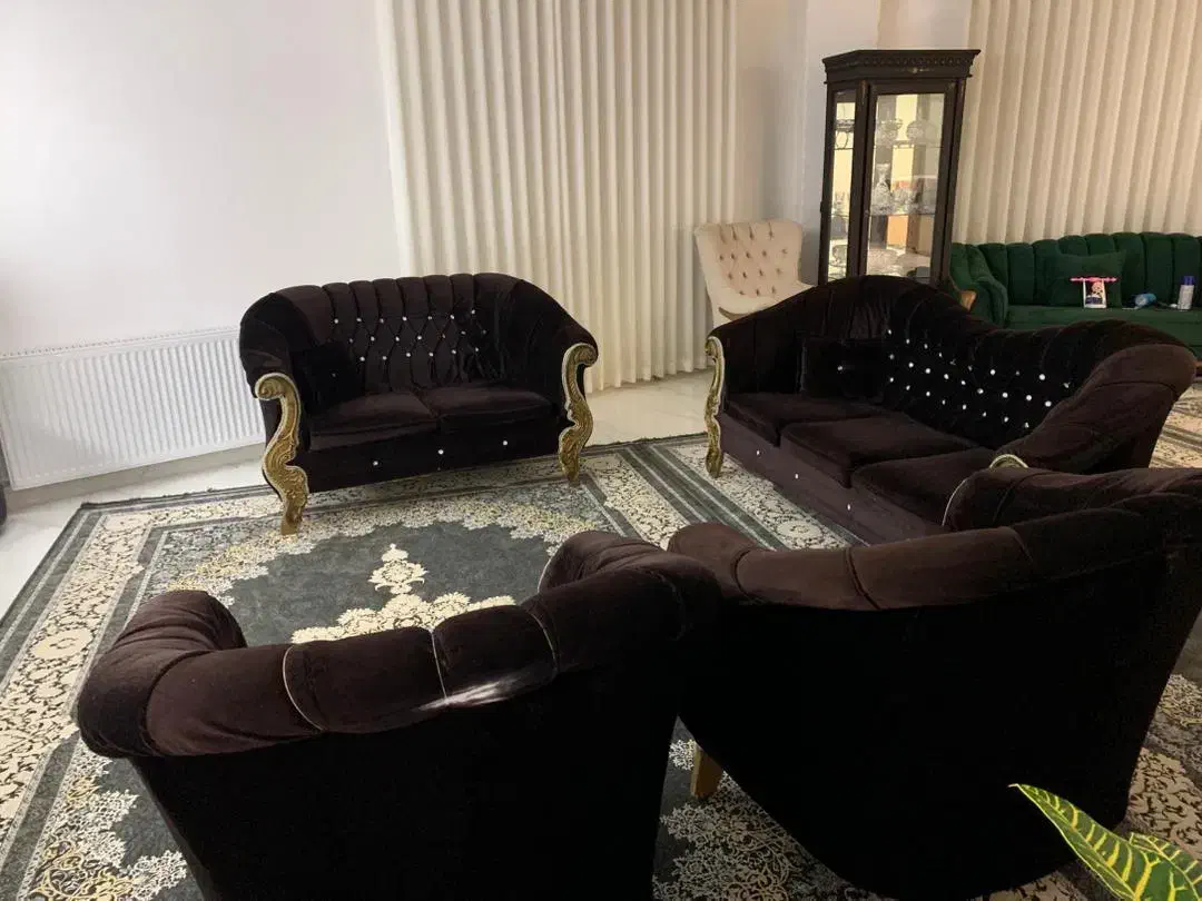 مبل در حد نو 7نفره به همراه ویترین و میز گرد|مبلمان خانگی و میز عسلی|آمل, |دیوار