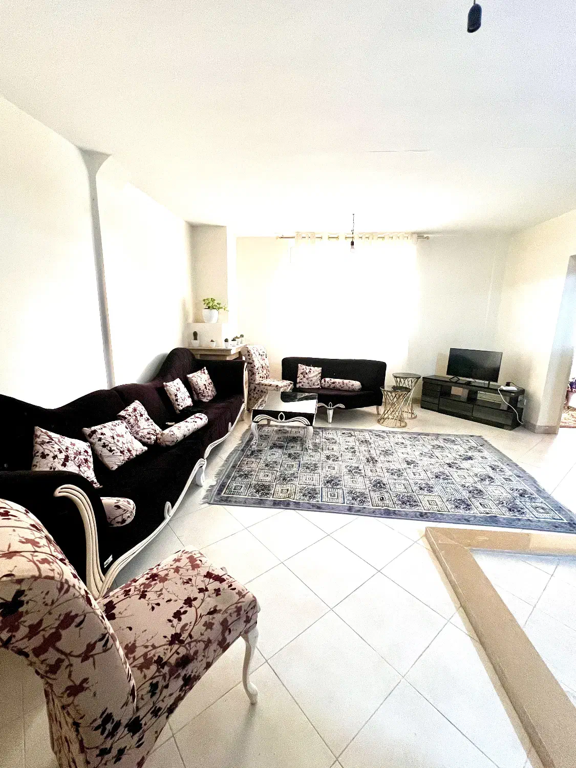 مبله لوکس ومرتب|اجارهٔ کوتاهمدت آپارتمان و سوئیت|شیراز, شهرک استقلال|دیوار