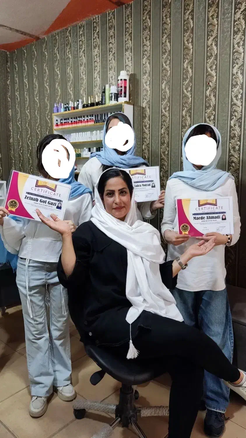 کاشت وخدمات ناخن وتمامی خدمات درسالن انجام میشود.|خدمات آرایشگری و زیبایی|مشهد, پنجتن|دیوار