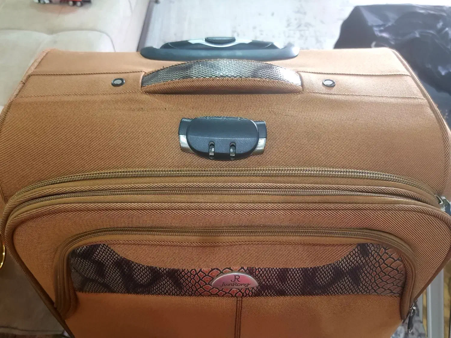 چمدون بزرگ|کیف، کفش، کمربند|بوشهر, |دیوار