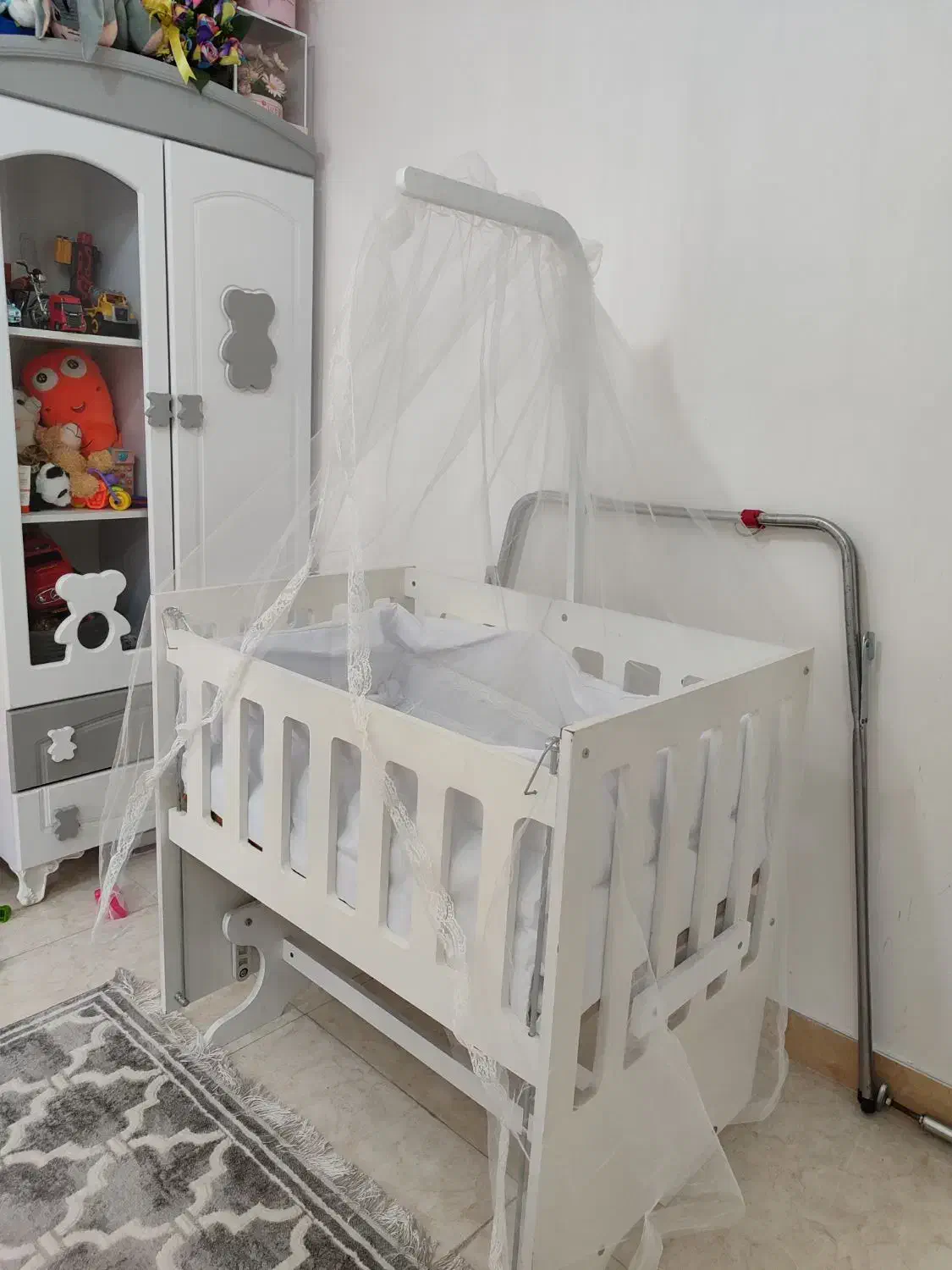 گهواره کنار تخت مادر|تخت و صندلی بچه|رشت, آب آسیاب|دیوار
