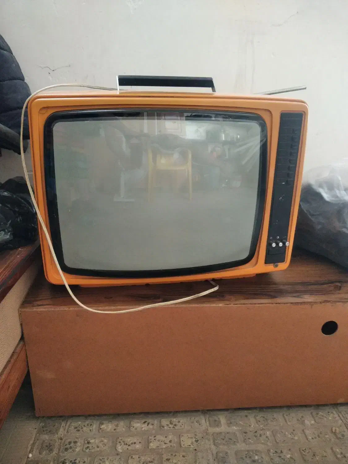 تلویزیون قدیمی|کلکسیون اشیاء عتیقه|لنجان, |دیوار