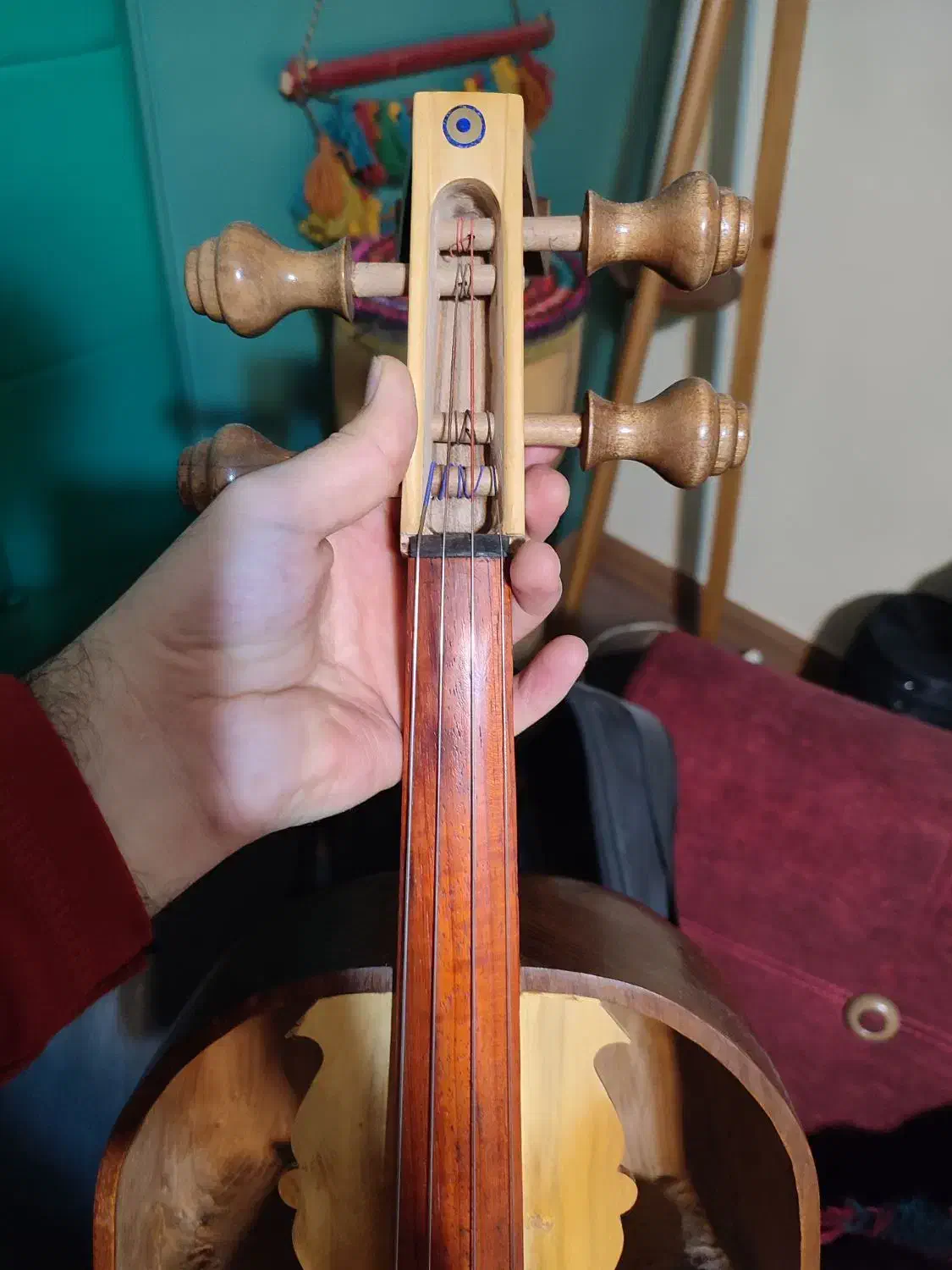 قیچک آلتو غیچک|سازهای سنتی|تهران, فلسطین (میدان انقلاب)|دیوار