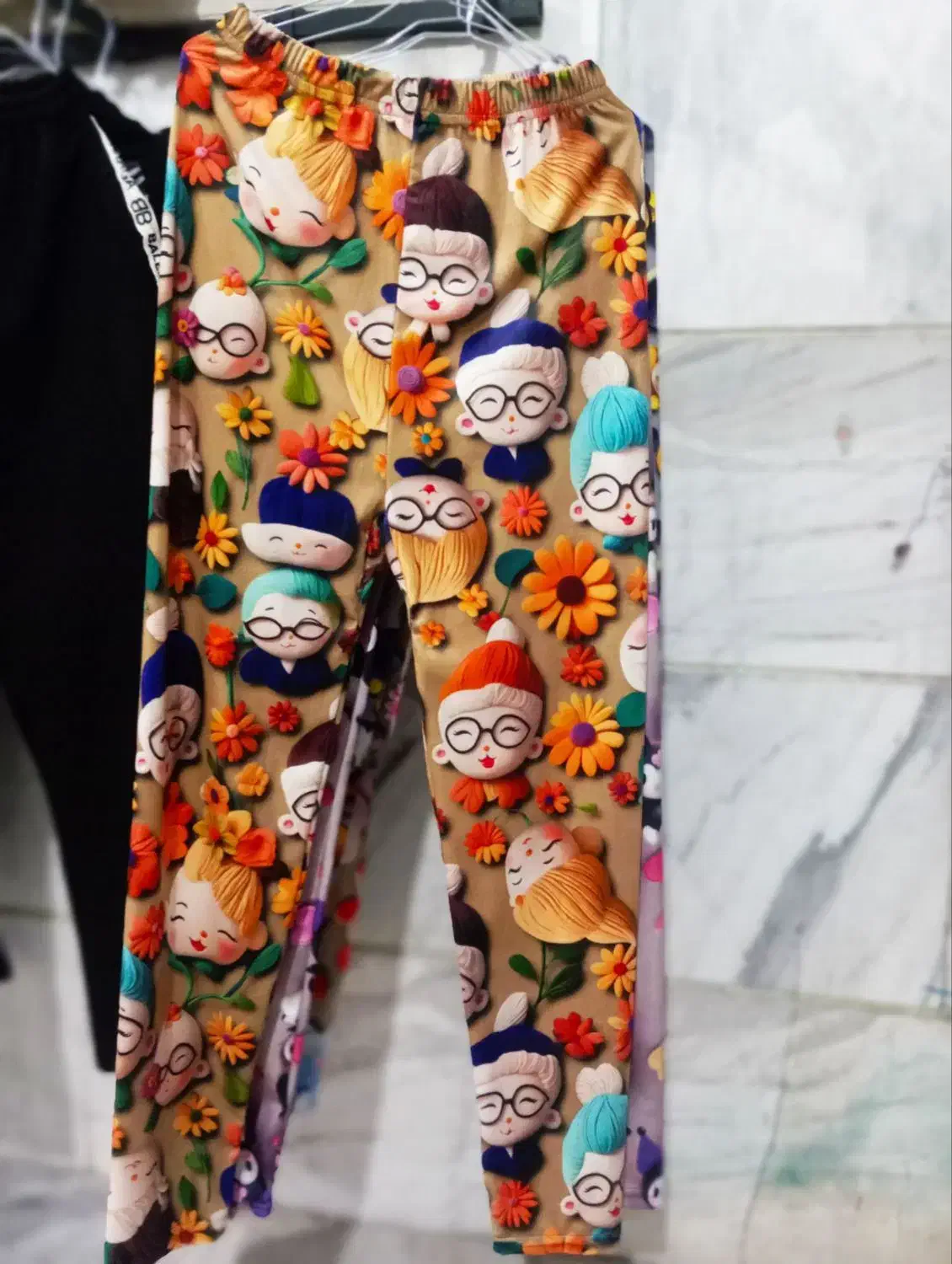 لباس پارچه|لباس|قروه, |دیوار