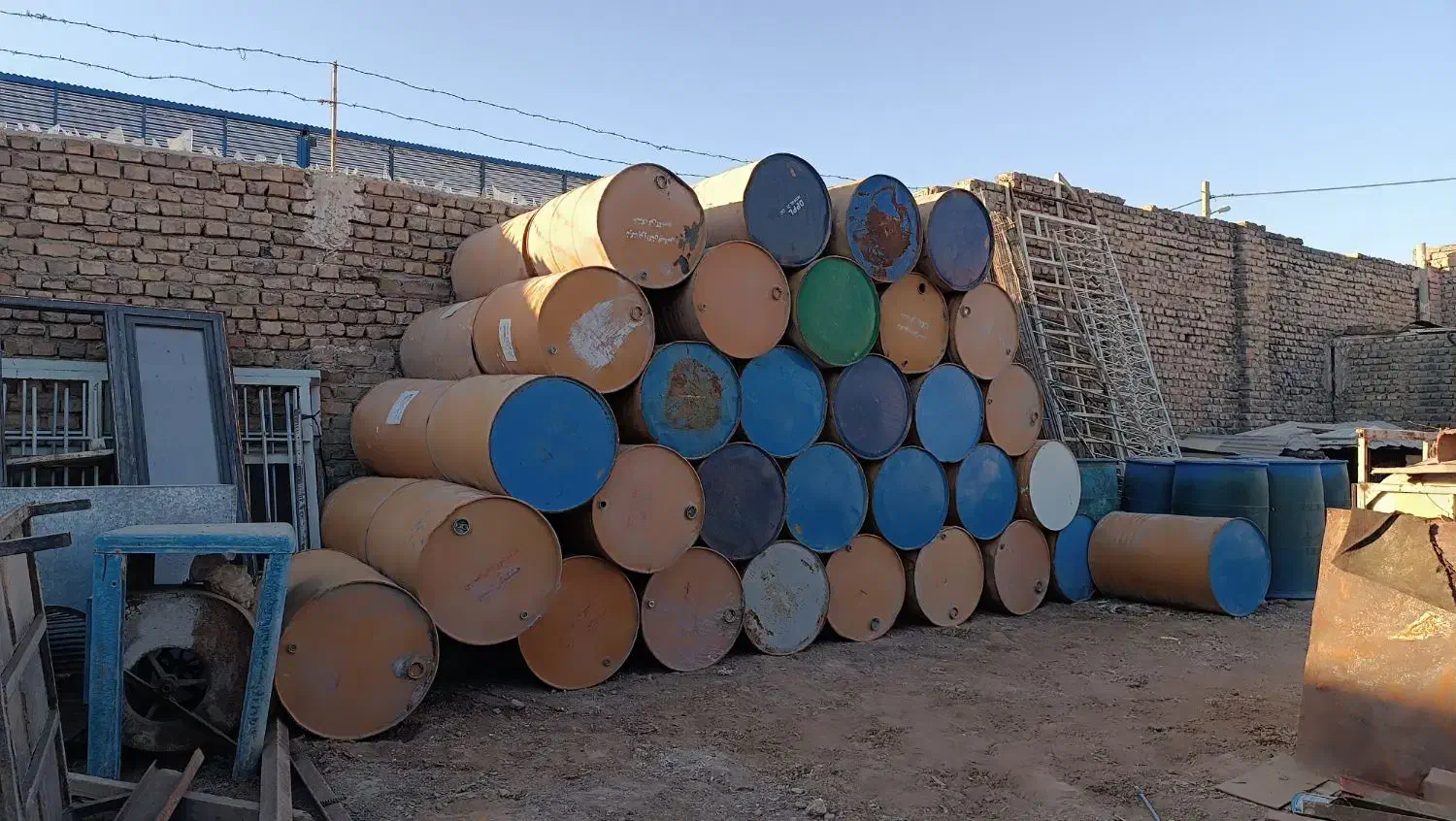 بشکه آهنی|ابزارآلات|گرمسار, |دیوار