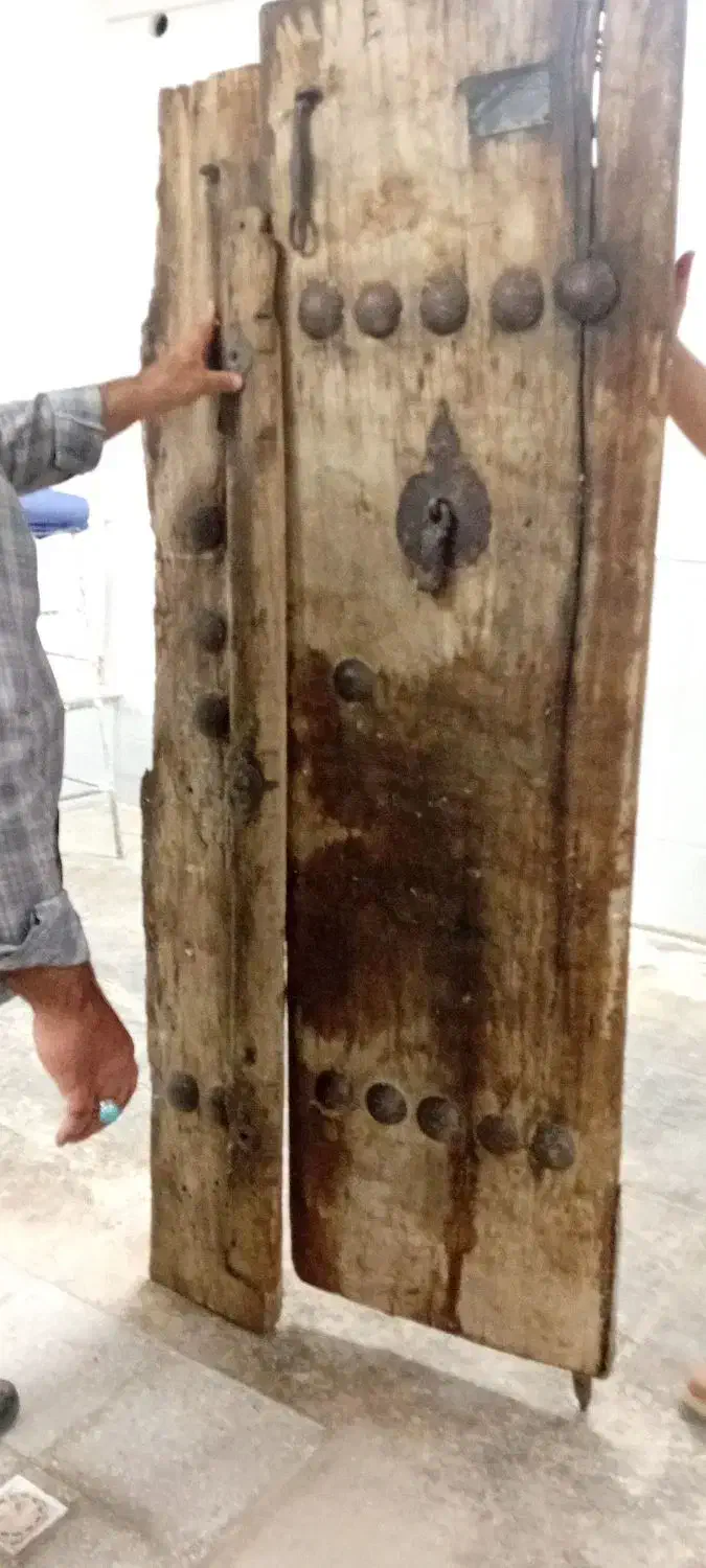 درب خانه قدیمی|کلکسیون اشیاء عتیقه|قم, شهدا|دیوار