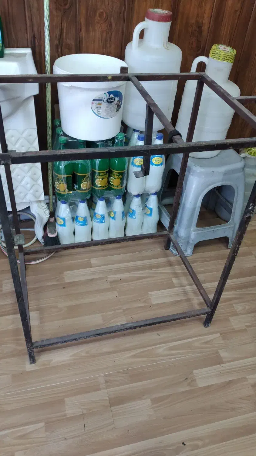 تعدادی وسایل ساندویچی|کولر آبی|رباط‌کریم, رباط‌کریم|دیوار