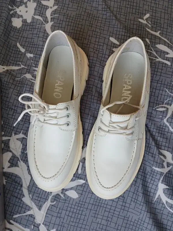 کفش سفید|کیف، کفش، کمربند|گلبهار, شهر جدید گلبهار|دیوار